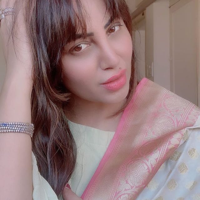 Arshikofficial_'s tweet photo. Hahaha, saree mujhse nahi ho payegi ! I tried my best . Btw, how am I looking?? Batao batao !
Love you all .

#arshikhan https://t.co/S8IZJ7DutD
