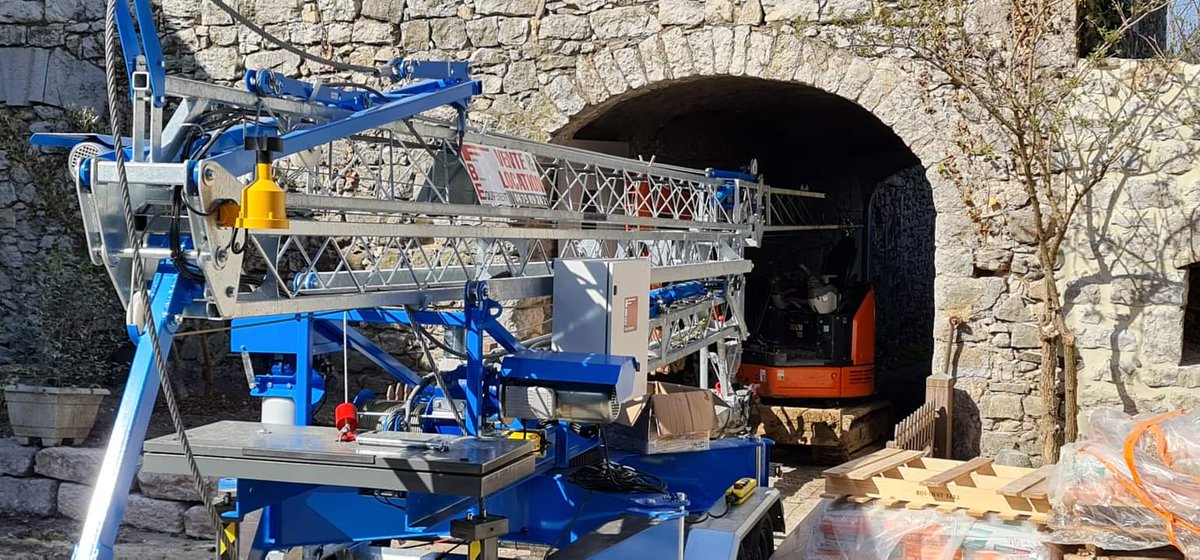 Wow! That's tight! 👌
Awesome crane installation made in France! 💪🏻
MiDi Cranes, fits fits in narrow sites! 

facebook.com/16293382770486…