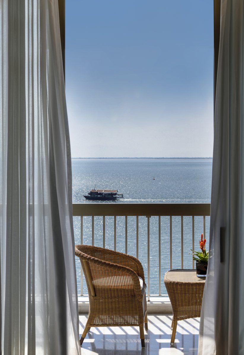 Enjoy the magnificent views; from the deep blue sea shimmering from sunrise to the sunset golden hour, to the city's glittering skyline all night long!
makedoniapalace.com
#MakedoniaPalaceHotel #MakedoniaPalace #hotel #thessaloniki