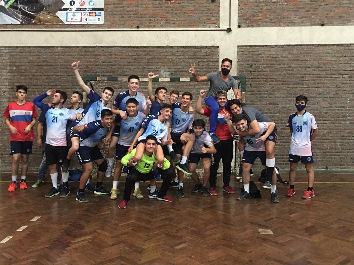 locotorresok's tweet photo. Volvimos a jugar un partido después de un año! La luz al final del túnel. Gracias a nuestro club vecino y amigo @afalp_handball por recibirnos. Ya pensando en la competencia los Juveniles y los mayores dijeron presente. Seguimos! @HerJofre @dievalen @pablo1fuentes @diego_cara https://t.co/eEiusW3xHo