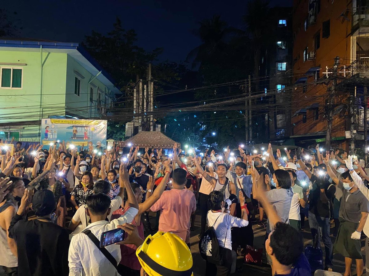 Myitzu19's tweet photo. HappeningNow: Night protest starts in Hledan to reduce pressure on Sanchaung and NorthOkkalar, Yangon where terrorists force to seize trapped young protestors.

JUNTA BESIEGING

#WhatsHappeningInMyanmar  #Mar10Coup https://t.co/ck0sKuj3rK
