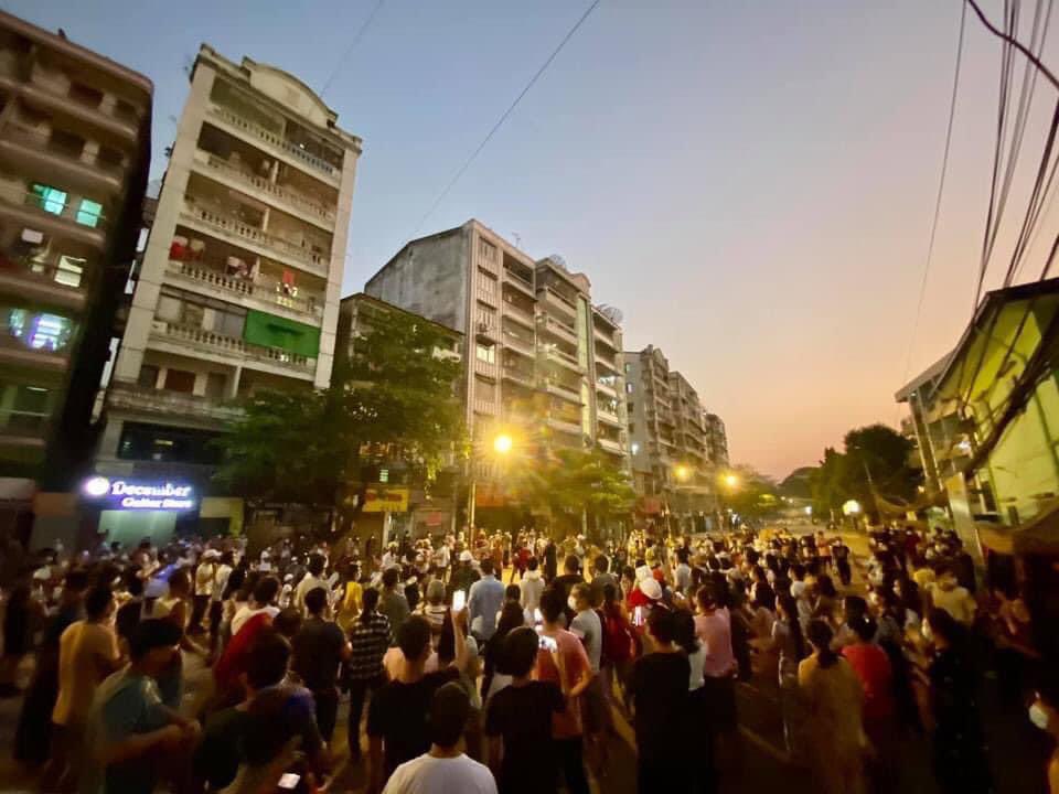 Myitzu19's tweet photo. HappeningNow: Night protest starts in Hledan to reduce pressure on Sanchaung and NorthOkkalar, Yangon where terrorists force to seize trapped young protestors.

JUNTA BESIEGING

#WhatsHappeningInMyanmar  #Mar10Coup https://t.co/ck0sKuj3rK