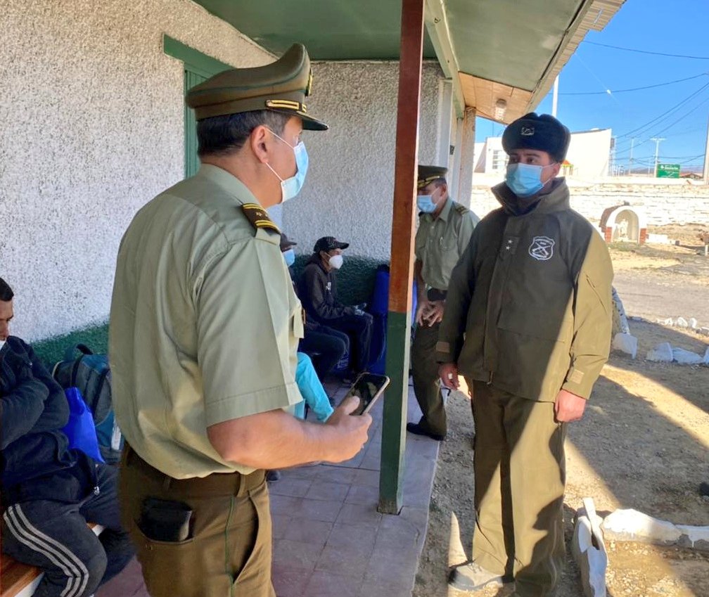 CarabTarapaca's tweet photo. #Cochane: Director de la Dirección de Apoyo a las Operaciones Policiales, junto al Jefe de la 1ª Zona de @CarabTarapaca, recorren cuarteles fronterizos para verificar necesidades de infraestructura para un mayor bienestar del personal que cumple funciones en zonas apartadas. https://t.co/04JMUNjDwd
