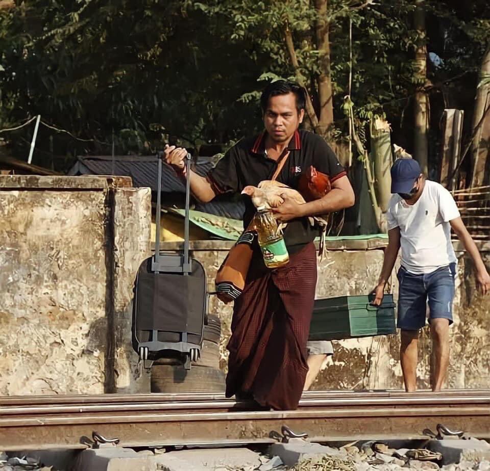 PyaePyaeSan8's tweet photo. This is very heartbreaking. He got his most purest and simple belongings with him after the terriost let them move out from their housing due to the CDM. They are homeless right now.All he got is a bottle of oil, a luggage and two hens with him. 
#WhatsHappeningInMyanmar https://t.co/OdPZ8miUFI