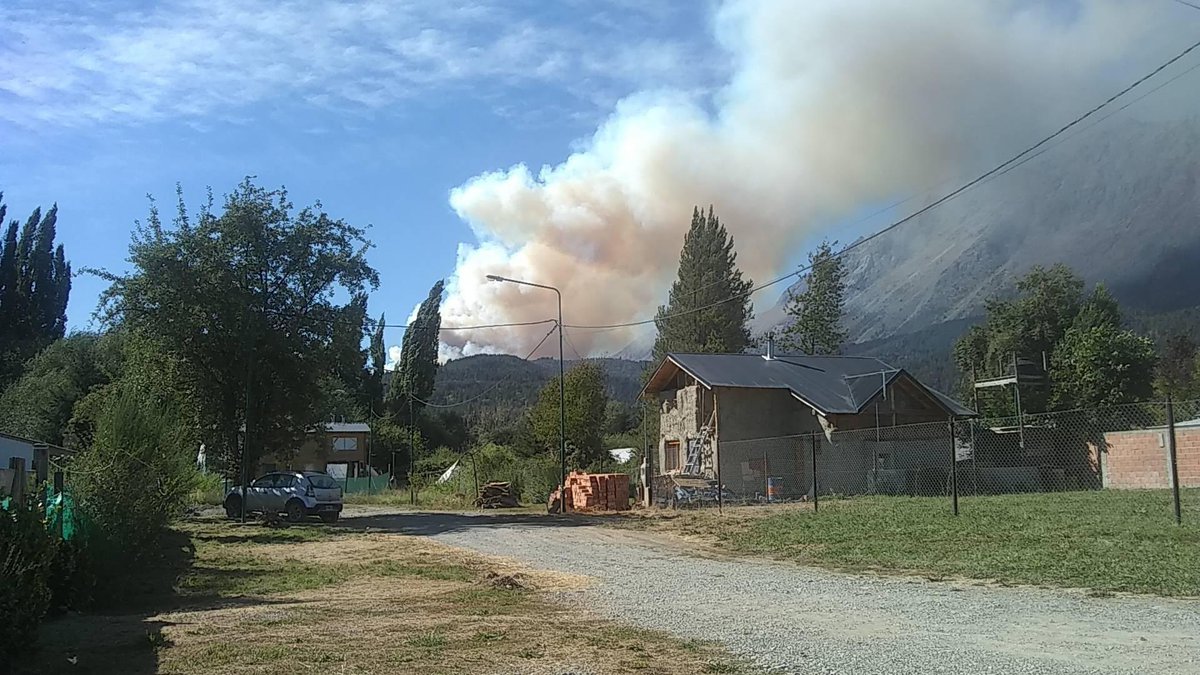 reitegrone_'s tweet photo. Gente, por favor ayudenme a difundir esto, se esta quemando todo en la cordillera y tengo familia ahí #Chubut  #ElHoyo #ElMaiten #Golondrinas #LagoPuelo

@alferdez
@arcionimariano https://t.co/5gBJojOdBe