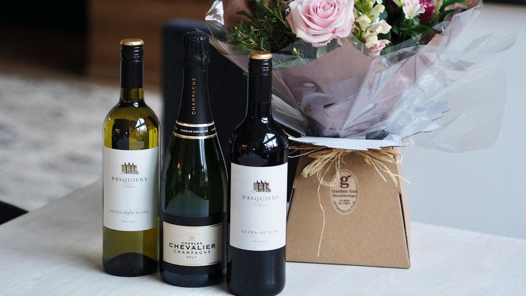 💗Last Orders for our fantastic Mother's Day Cases 💗 

🌸 A trio of wines with a beautiful bouquet of flowers from our friends at The Garden Inn Stockbridge
🍷 A case of 6 wines ~ ideal for a long, lazy lunch at home 🍽

Explore the full selection online bit.ly/3l4zdBD