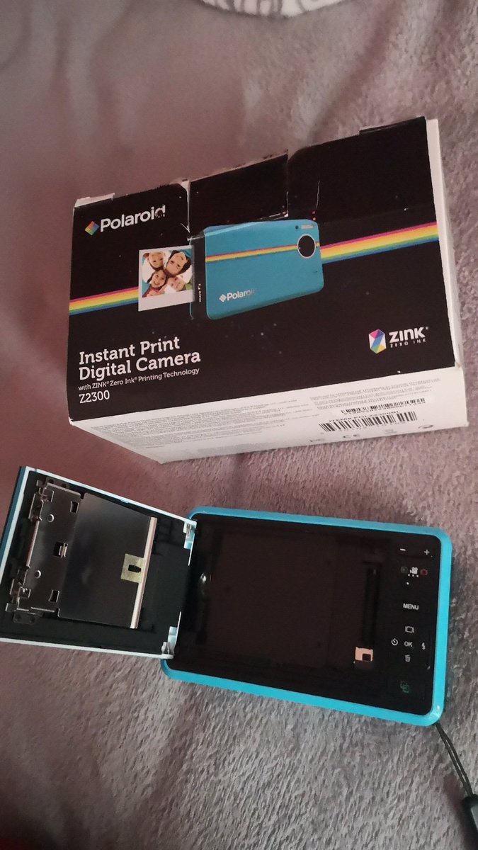 Irebuttercup's tweet photo. Vendo cámara digital polaroid instantánea, está nuevecita, apenas usada y solo tiene una esquina un poco dañada.

Interesados escribidme :) https://t.co/o0dyDSqtay
