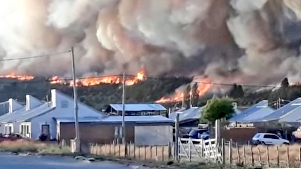 #Patagonia Terrible #Incendio en #ElHoyo, #ElBolson #LagoPuelo, #ElMaiten, #CerroRadal. El fuego llegó a l casas y bosques. Hay heridos y evacuados. 🙏💔