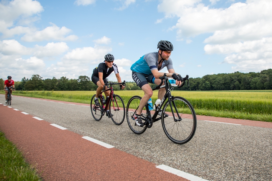 De Wielerdag voor bedrijven 🚴‍♀️🚴🚴‍♂️ is een week naar achteren verplaatst op de agenda en wordt nu op zondag 6 juni georganiseerd. Lees er over en schrijf je (bedrijf) in: wielerdagbedrijven.nl/wielerdag-voor…

📸: <a href="/lvanbon/">Léon van Bon</a>