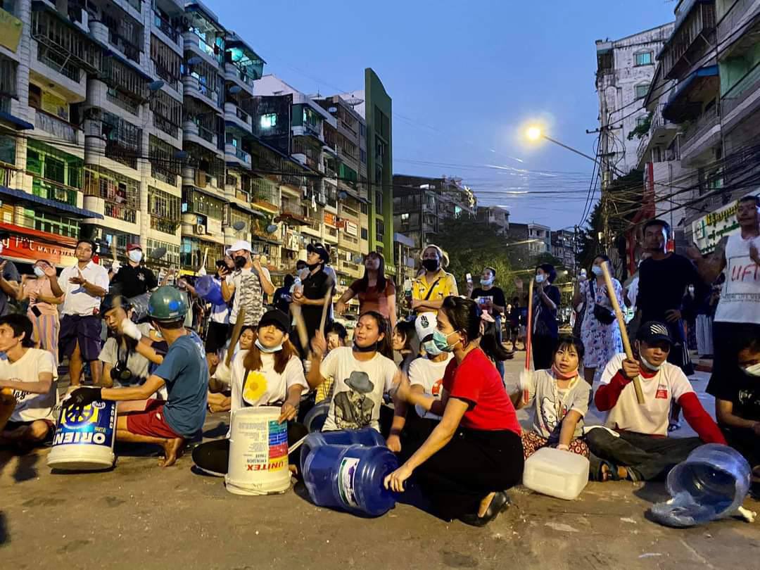Anti-Coup protestors are striking day &amp; night. Hledan’s Night strike calling for release of all the detained people. We are still Fighting. JUNTA BESIEGING

#WhatsHappeningInMyanmar
#Mar10Coup #MilkTeaAlliance