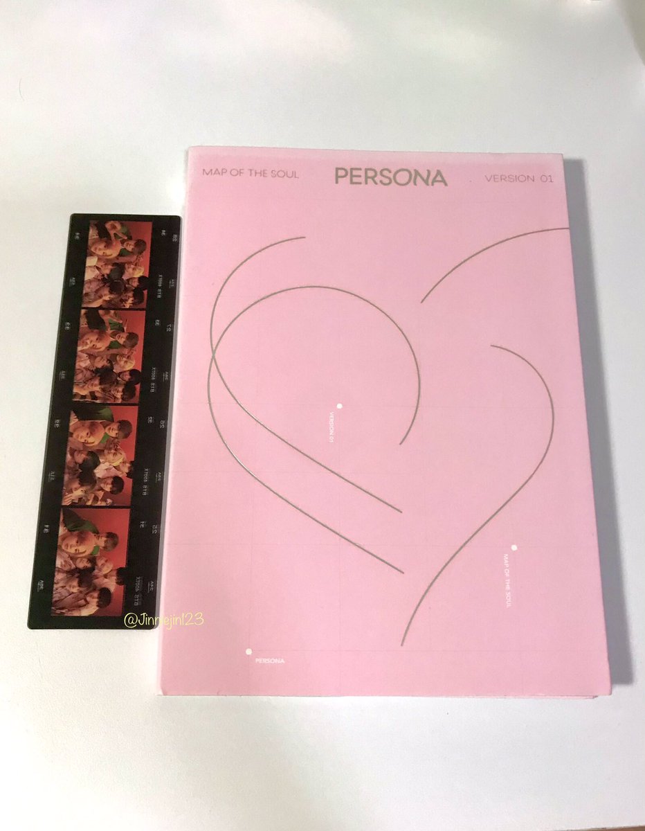 Jinniejin123's tweet photo. แจกบั้ม Persona ver.1
ได้ของตามภาพเลยแค่รีทวิต 
ส่งฟรีไม่มีค่าใช้จ่ายค่ะ
บั้มมีตำหนิเพราะโดนแดดสีเลยไม่เท่ากัน 🥺
#ตลาดนัดบังทัน #ตลาดรถไฟบังทัน #ตลาดนัดBTS #ตลาดนัดรถไฟบังทัน https://t.co/jhTTHq5whg