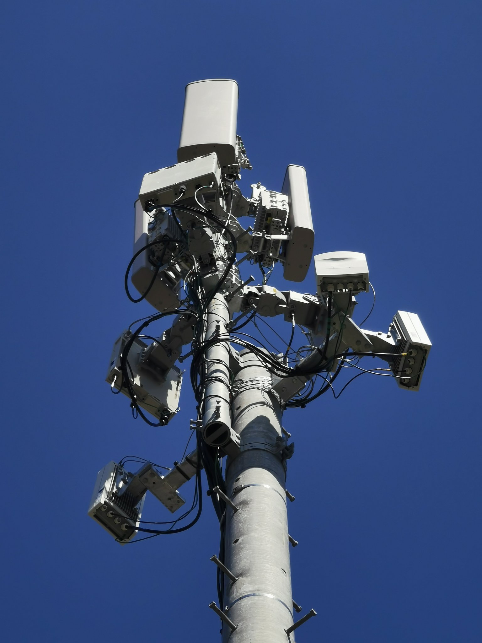 Twitter 上的 はるつばめ 進電舎 浜松市内のとある楽天モバイル基地局 5gアンテナが付きました なんかたくさん付いてます 上のカマボコが4g そして横長で丸い穴が4つあるのがsub 6 で正方形みたいなのがミリ波アンテナらしいです Sub 6は分かりますがミリ波