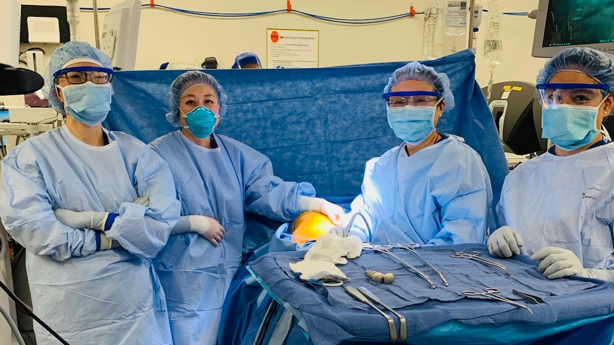 HopkinsCTSurg's tweet photo. Another day in the thoracic surgery OR with Dr. Jinny Ha, Dr. Hanghang Wang, Dr. Joy Done and Riza Manangan.  Happy #InternationalWomensHistoryMonth @hopkinssurgery @HHW_MDPhD https://t.co/waRJSDeeXm