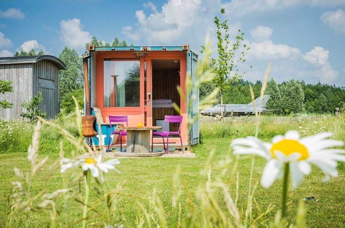 Kamperen in een Zeecontainer. In Flevoland slaap je in een stoere, hippe containerwoning én heb je een eigen vuurplaats tot je beschikking. Bereid je voor op een vloedgolf aan belevenissen in de ongerepte natuur. -  bit.ly/zeecontainer-k… #origineelovernachten