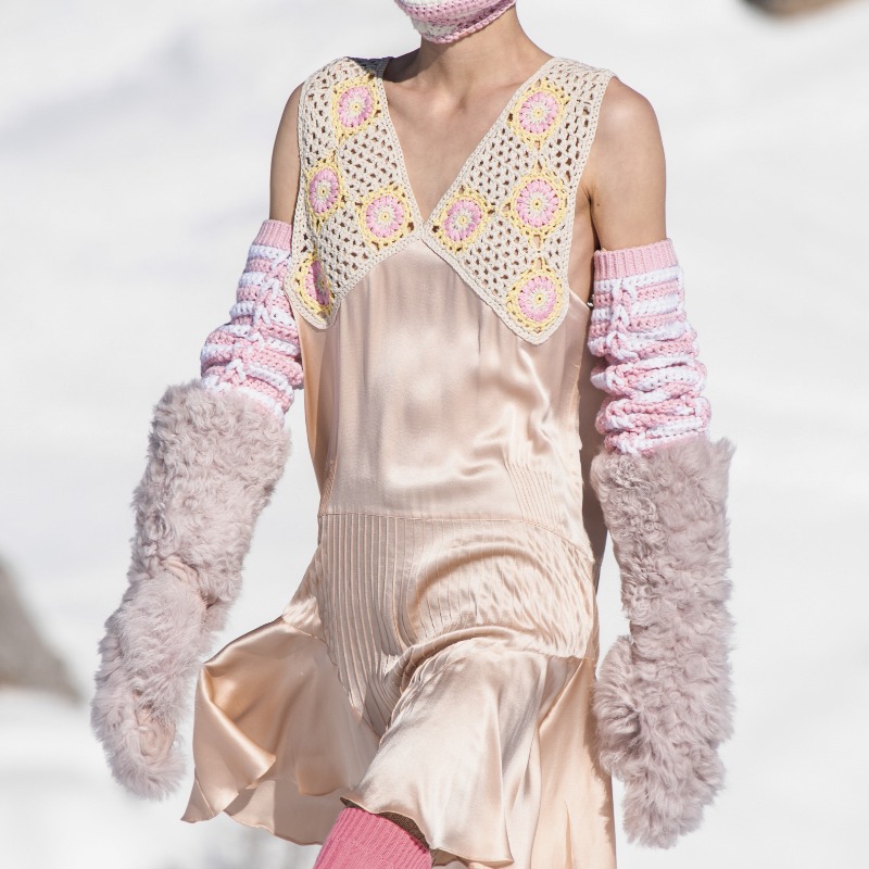 MIUMIUofficial's tweet photo. Scopri online i migliori look dalla sfilata #MiuMiuFW21 "Brave Hearts".