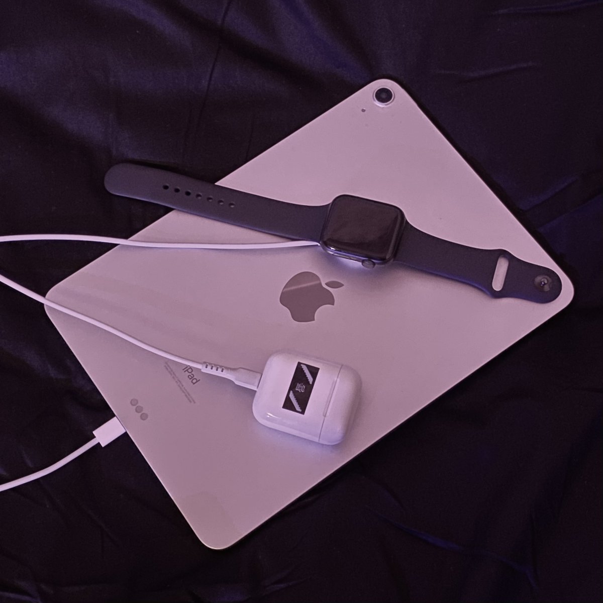 전부 애플 제품인데 각자 다 충전 단자가 다르다는 사실이 날 미치게 해 :)