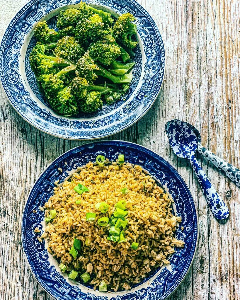 MsMarmitelover's tweet photo. Egg fried rice and steamed broccoli with sesame dressing. Bubble lunch. #lunch #vegetarian #lockdownlunch #asianvegetarian #supperclub #pantrycooking #lockdownlarder https://t.co/9dIncAV5ZF https://t.co/4ROVYaBc3R