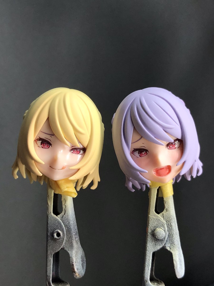 かいつけガレキ メガミデバイス エクソシスト ラベンダー側は髪の毛の量を減らし スジボリ メイク済み ブロンド側はキットのまま ラスキウスのブロンド色で塗装 毛先には蛍光ピンクを混ぜ うっすらグラデを入れています 瞳にレジンのみのスッピン状態