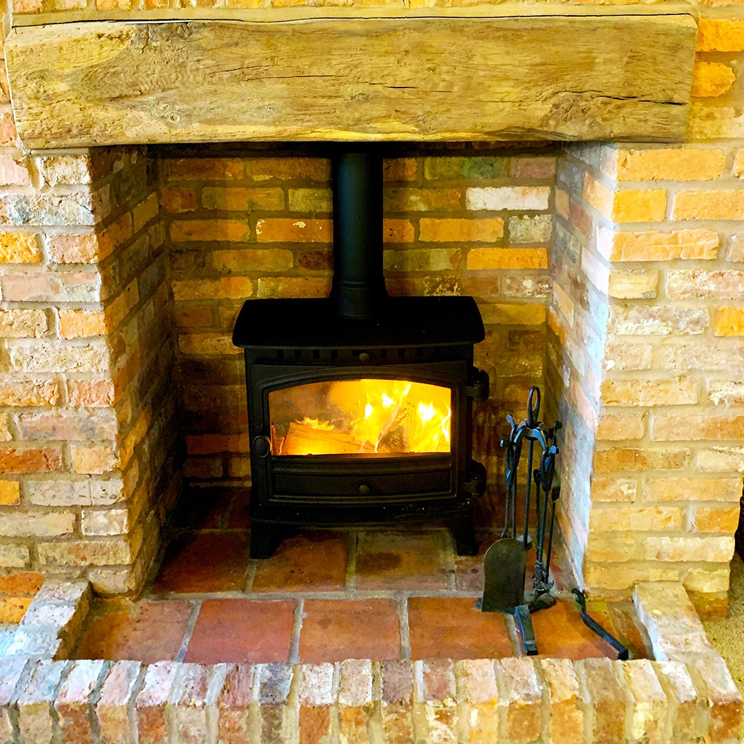 We love getting your action photos! Here is a Herald Slimline 8 keeping a home nice and warm!
#woodstovewarmth #warmth #cuddleup #winterbreak #warmhome #hunterstoves #heraldwoodburner
