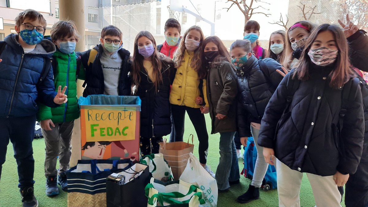FEDACSantAndreu's tweet photo. Els alumnes de P5 continuen "on fire" amb el Recapte d'Aliments! Projectes amb sentit i sensibilitat! 🥰#rebostsolidari @BCN_SantAndreu  @BancAlimentsBcn @EscolesFEDAC #TUtopia #entorn #lideratges https://t.co/SDriEsIv63