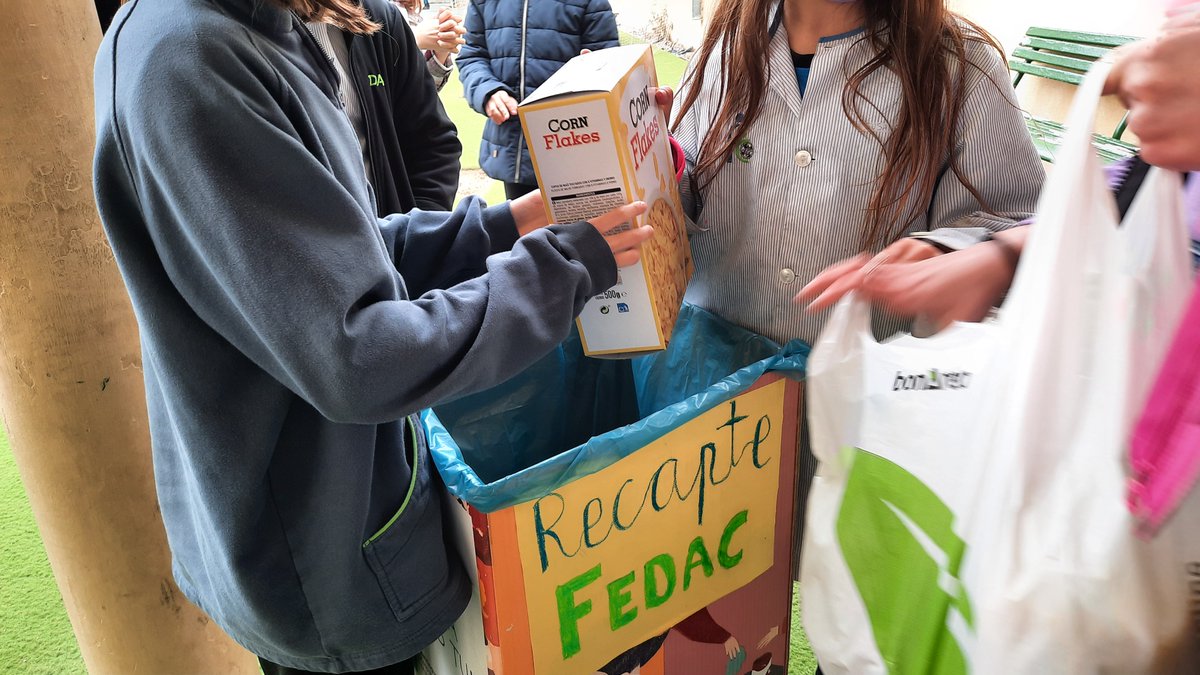 FEDACSantAndreu's tweet photo. Els alumnes de P5 continuen "on fire" amb el Recapte d'Aliments! Projectes amb sentit i sensibilitat! 🥰#rebostsolidari @BCN_SantAndreu  @BancAlimentsBcn @EscolesFEDAC #TUtopia #entorn #lideratges https://t.co/SDriEsIv63