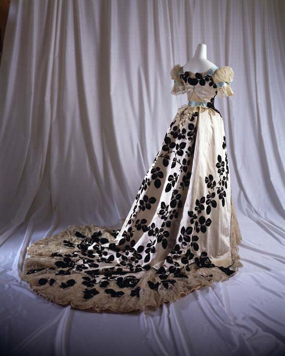 MadameGilflurt's tweet photo. "Felt a bit Goth, might delete later." #HoWDay on #FrockingFabulous continues with these black roses, c.1898-1900. Via the Met. https://t.co/Vcgqbzp0nO