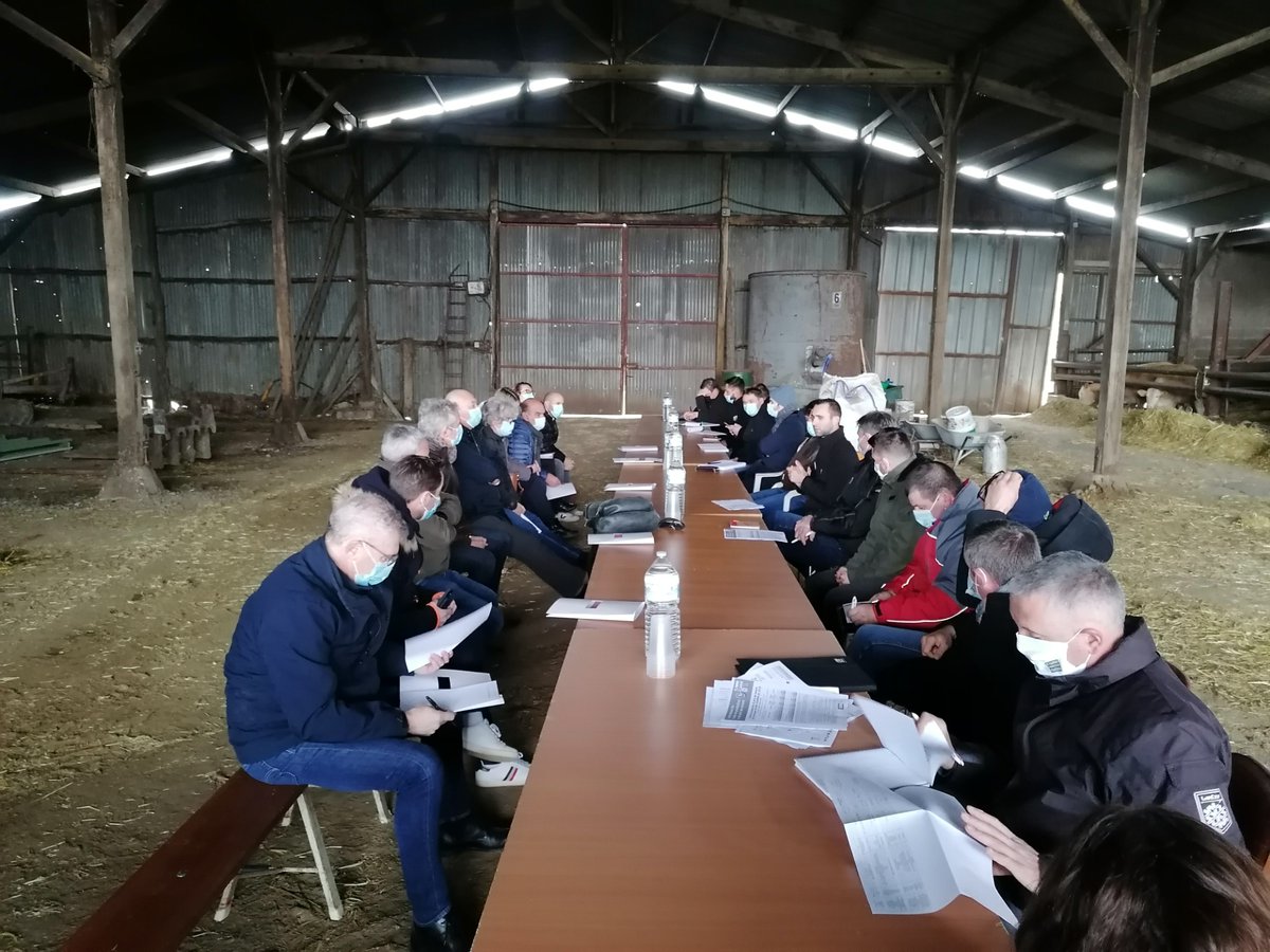 FDSEA Vendée (@fdseavendee) on Twitter photo Les agriculteurs <a href="/FDSEAVendee/">FDSEA Vendée</a> et <a href="/JAVendee/">JA de Vendée</a> sont nombreux aujourd'hui pour leur rencontre avec les #Leclercs. La loi EGA doit s'appliquer pour la prise en compte des coûts de production ! Les agriculteurs <a href="/FDSEAVendee/">FDSEA Vendée</a> et <a href="/JAVendee/">JA de Vendée</a> sont nombreux aujourd'hui pour leur rencontre avec les #Leclercs. La loi EGA doit s'appliquer pour la prise en compte des coûts de production !