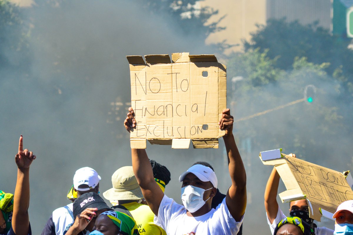 RealAlfonso12's tweet photo. Police using teargas and rubber bullets to disperse the students, it is alleged that 5 students were arrested during this protest
📸
#witsprotest 
#FeesMustFall 
#Witsasinamali https://t.co/sq9Astc3wG