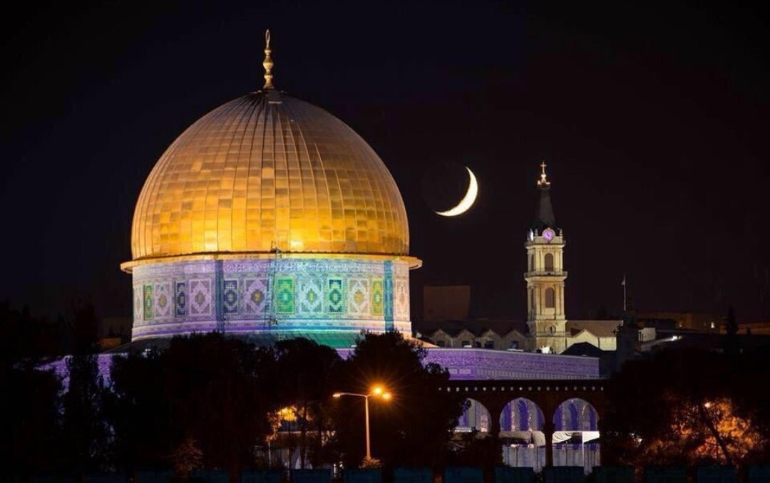 "Eğilerek yükselmenin adıdır Miraç"
Müslümanın namazı miraçtır.
Allah'a kavuşmaktır.
Huzurdur.
Derde devadır.
Nimete şükürdür.
Miraç Kandilimiz mübarek olsun.
#mirackandili