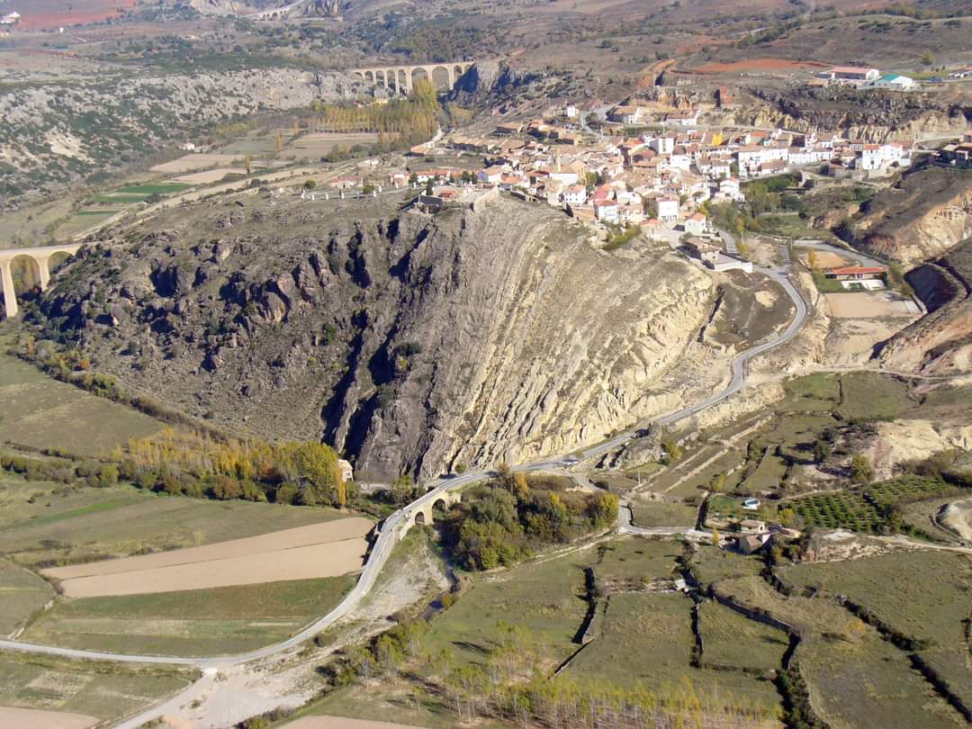 CastilloMilitar's tweet photo. Ayer tocó revisar las pruebas de los nuevos artículos que vamos a sacar en la revista Verde Teruel.
"El castillo de Albentosa. Escenario histórico."
"Las cuevas andalusíes del Valle del Alfambra."
"La Masía de la Torre ó Torre de Espejo". https://t.co/qUMMOJbE5r