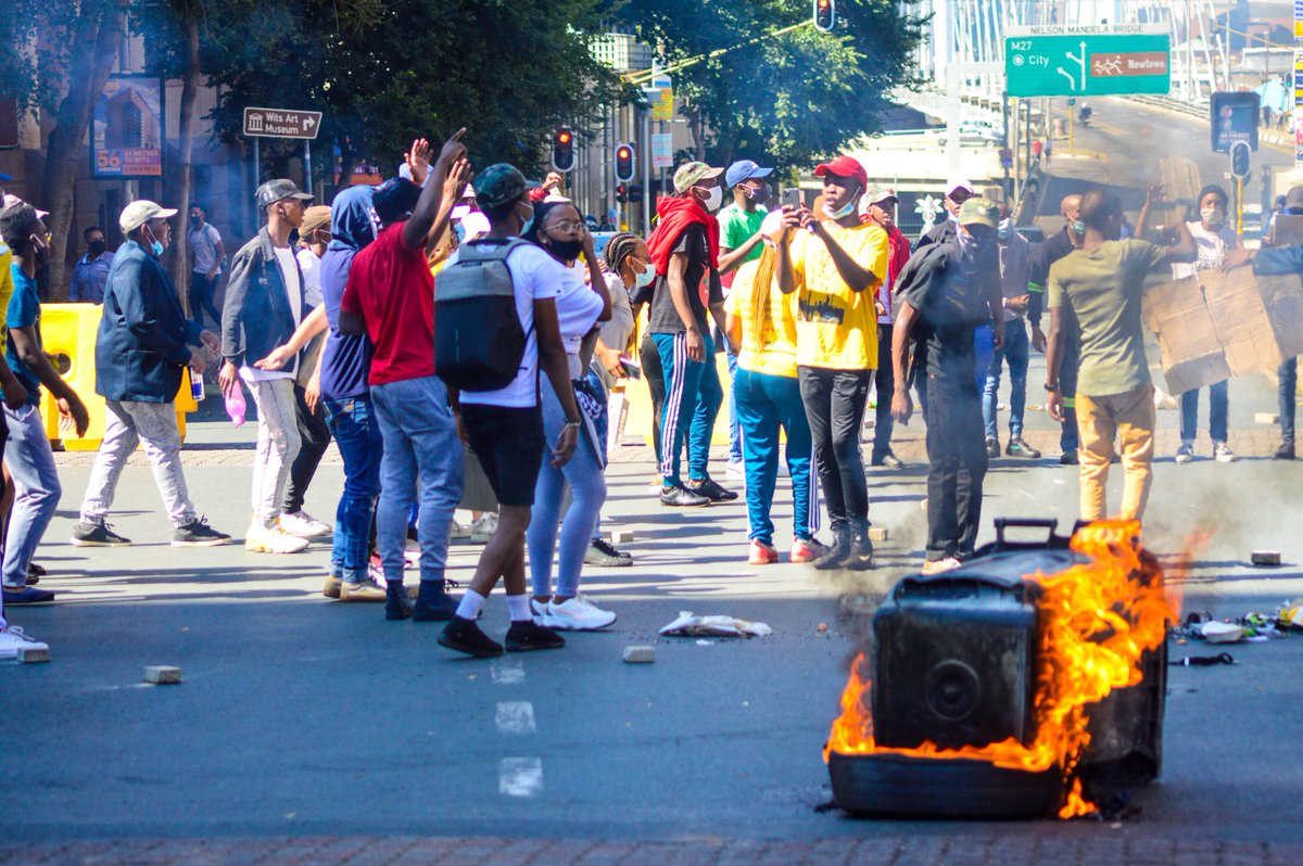 RealAlfonso12's tweet photo. Police using teargas and rubber bullets to disperse the students, it is alleged that 5 students were arrested during this protest
📸
#witsprotest 
#FeesMustFall 
#Witsasinamali https://t.co/sq9Astc3wG