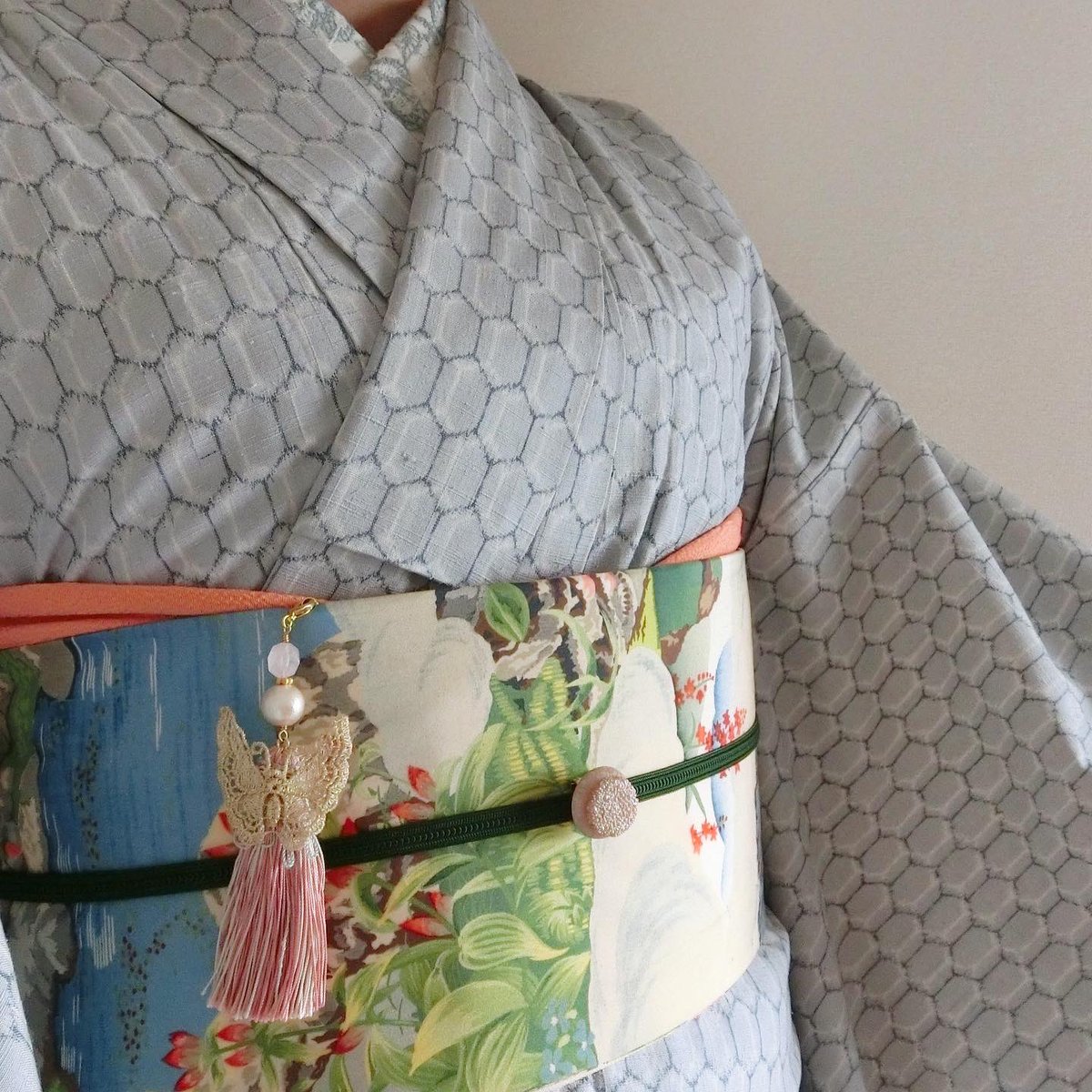 つばめボビン アクセサリーとキモノコモノ 東京日和 の 着物コーディネート記録 1日目 春爛漫の少し手前の 春がやってきた喜び を意識したコーデ 白黒の亀甲が重なった ライトグレーの真綿紬 きものはちす 早春の風景が描かれた