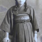私が知る限り、戦前の女学生で最高レベルに短い袴を履いている写真。