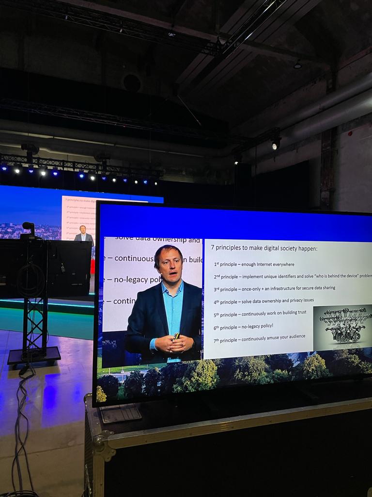 e_estonia's tweet image. And last, but not least @taavikotka, the former #CIO of #Estonia, takes to the stage and shares 7 principles to make digital society happen.

#eEstoniaDigitalDiscussions 👉 e-estonia.com/digital-discus…