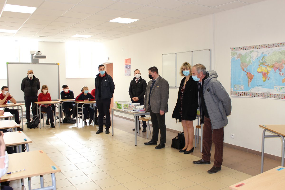ChristopheCROC3's tweet photo. Le centre EPIDE de Cambrai a eu l'honneur de recevoir Christophe PETIT, Président @U2P_HdeF, Henri Luc SPRIMONT, Président U2P Nord, et Isabelle BEAUVOIS, membre U2P Nord.
L'amorce d'un partenariat pour l'insertion des jeunes dans les métiers de l'#Artisanat et l'#apprentissage. https://t.co/NjpBjULiFH