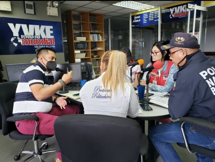 MarirubM's tweet photo. #Mar08 La @DDpdtachira en el programa radial la policía y la comunidad; YVKE mundial y así orientó a todos los radio-escuchas sobre un tema tan importante como La Ley Orgánica de la MUJER a una Vida libre de Violencia.
@DPDOficial @gestionperfecta @fp_tachira https://t.co/eqyzmhR8mV