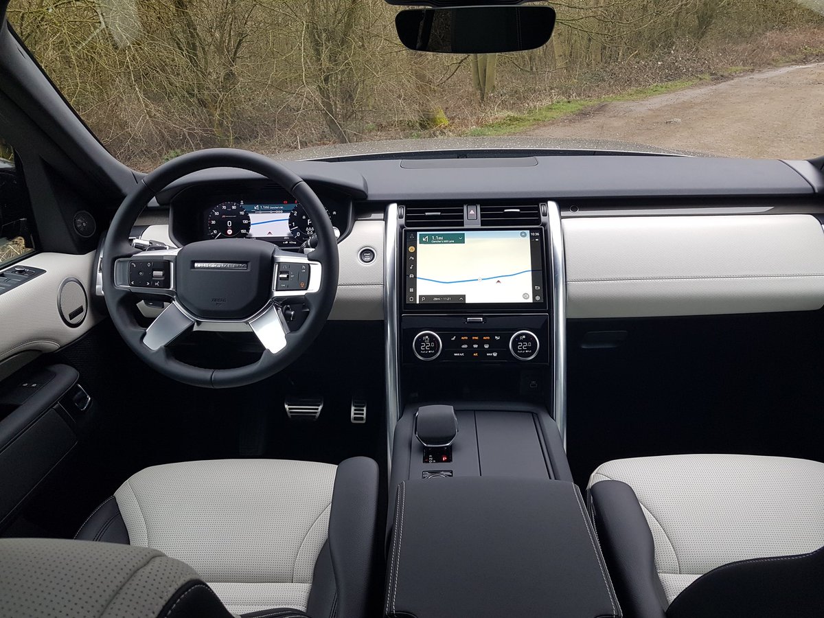 MttRbnsn's tweet photo. First up, the @LandRoverUKPR #Discovery #P360 #MHEV in #RDynamicS trim. https://t.co/sRs5zBlpYN