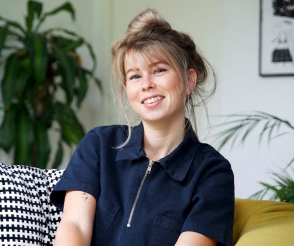 flevournl's tweet photo. Iris Hagel is geboren en getogen in Dronten en heeft voor het nieuwe gemeentehuis in Dronten een kunstwerk mogen maken. 
Benieuwd naar meer over Iris Hagel? Lees het interview met Iris Hagel in het Flevour Magazine!✨

#flevourmagazine #lokaalverhaal #dronten https://t.co/ZZDkDIrDuy