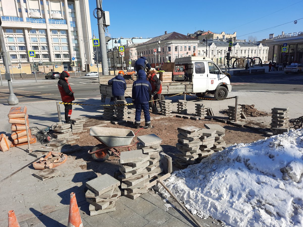 styazshkin's tweet image. В Москве уже начали менять зимнюю плитку на летнюю. Только что на Тургеневской сфоткал