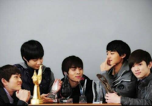 lovebyshinee's tweet photo. young boys in 2008 who created the rookie grand slam, 13 years later still getting one trophy for each member. our five shining stars from the universe, always 🤍

#DontCallMe5thWin https://t.co/FZQirOEx6Q