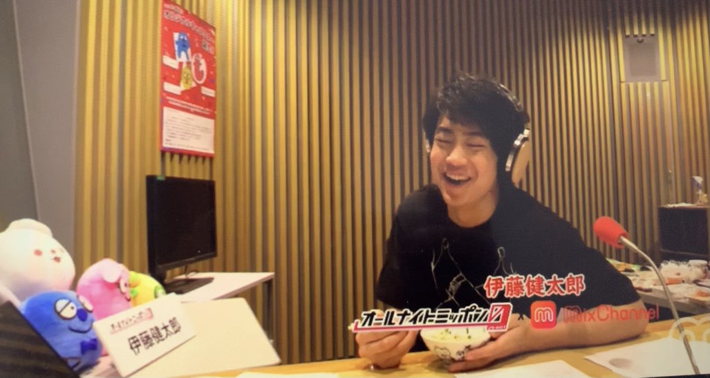 a___i63's tweet image. もうこの日から1年なんて😋

思わずつられるこの幸せそうな笑顔と「うんま！」必ずまた見たいな👏💓

自分だけ、すなおくんにだけ…じゃなくその場にいるスタッフさんにもさらっと気遣える、そんな健太郎くんの姿を見て私も見習おうと思ったものです🙂

🍚メモも一緒に💕

#伊藤健太郎ANN0
#伊藤健太郎