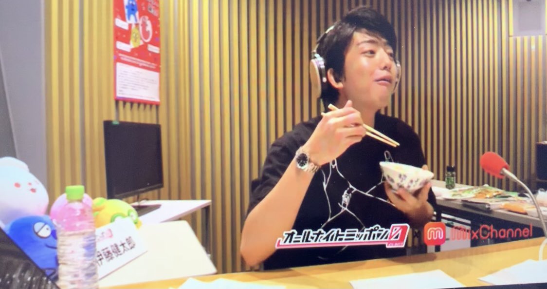 a___i63's tweet image. もうこの日から1年なんて😋

思わずつられるこの幸せそうな笑顔と「うんま！」必ずまた見たいな👏💓

自分だけ、すなおくんにだけ…じゃなくその場にいるスタッフさんにもさらっと気遣える、そんな健太郎くんの姿を見て私も見習おうと思ったものです🙂

🍚メモも一緒に💕

#伊藤健太郎ANN0
#伊藤健太郎