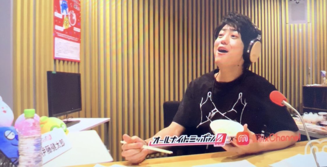 a___i63's tweet image. もうこの日から1年なんて😋

思わずつられるこの幸せそうな笑顔と「うんま！」必ずまた見たいな👏💓

自分だけ、すなおくんにだけ…じゃなくその場にいるスタッフさんにもさらっと気遣える、そんな健太郎くんの姿を見て私も見習おうと思ったものです🙂

🍚メモも一緒に💕

#伊藤健太郎ANN0
#伊藤健太郎