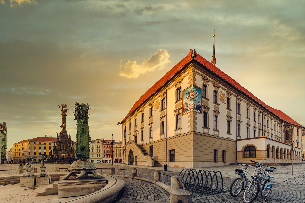 OlomoucTourism's tweet image. Retro hodiny = retro tónování fotografie 😉
Rohové sluneční hodiny (jako za Rakouska) jsou na radnici znovu necelý rok a protože jsou rohové, ukazují dopolední i odpolední čas. Prostě vidí až za roh!
#Olomouc #tourism #radnice #hodiny #slunecnihodiny #sundial