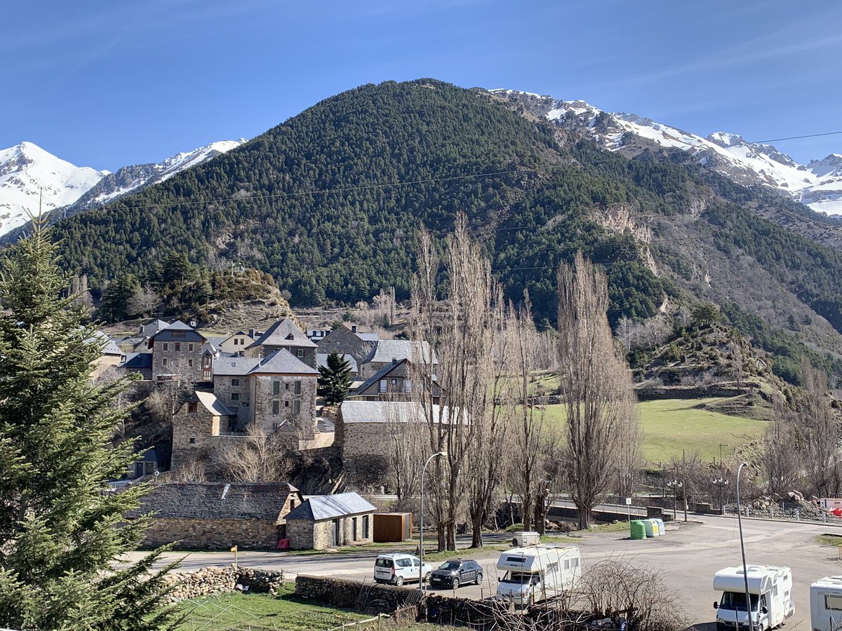electroblancas's tweet photo. Otro dia de película en el paraíso, os lo acércamos para los q todavía no podéis venir a vernos, pero q sepáis q os esperamos impacientes, feliz miércoles a tod@s desde el único y majestuoso Valle de Tena
😍⛰🌞😎

#pazinterior #modoout #timemountain #chispilovers

@eltiempo_atv https://t.co/nwSoBQwLoq