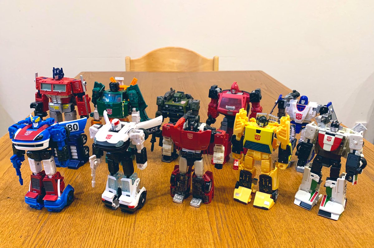ライス トランスフォーマー G1のリメイクサイバトロンメンバーを集めてて 少しずつ賑やかになってきました 変形するとは思えないほどよく動くんですけど 最近は昔のおもちゃみたいに直立で飾るのがマイブーム おしゃれでカッコイイ