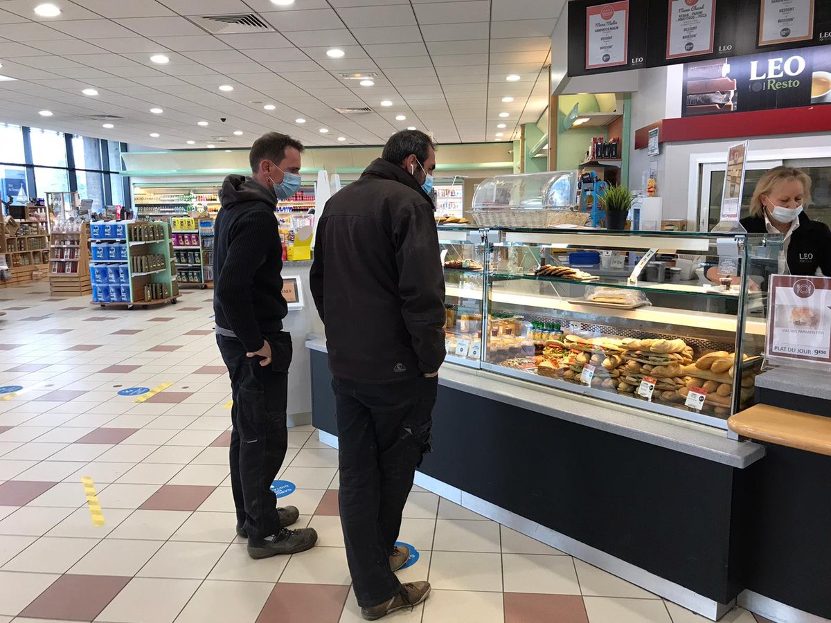 VINCIAutoroutes's tweet photo. Retrouvez sur l'aire de Trémentines sur @A87Trafic des produits typiques de la région comme le mouchoir de Cholet, le sel de Noirmoutier ou le miel vendéen, pour accompagner votre pause repas chez @LEORestoFrance. https://t.co/gXCCzCna0T