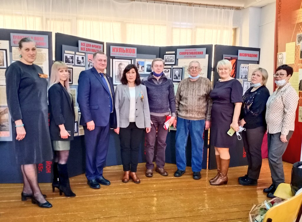 3. ➡️ Глава района Евгений Макридин <a href="/MakridinEA/">Евгений Макридин</a> с племянниками Ивана Александровича Кулькова обсудили вопросы сохранения памяти об участнике ВОв, совместные мероприятия в музее, школе и т.д.
Особые слова о <a href="/Khinshtein/">Александр Хинштейн</a>. Именно Александр Евсеевич придал этой истории такое значение.