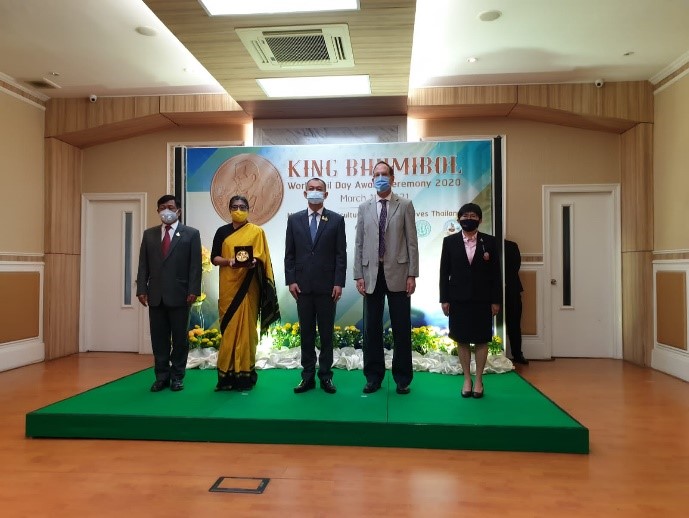 ICAR receives King Bhumibol #WorldSoilDay2020 Award of @FAO for its contribution in “Soil Health Awareness” on theme “Stop Soil erosion, save our future” during last year. Ms. Suchitra Durai, Ambassador of India to Kingdom of Thailand received the award on behalf of the Council.