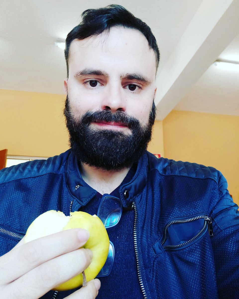 rodmorvill's tweet photo. Mi manzana y yo os deseamos un feliz miรฉrcoles. ๐โค๏ธ๐ #happwednesday #break #work. https://t.co/MfV5i00VlT